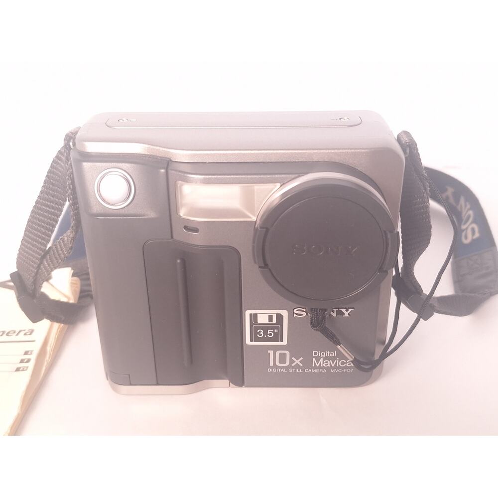 Sony Mavica MVC-FD7 3.5″ Floppy Digital Camera w/ 2 Batteries, Charger & Manual